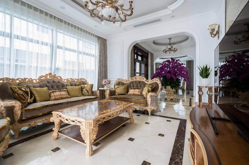 Nội thất tân cổ điển bao gồm bàn, ghế, kệ để tivi được làm từ chất liệu gỗ tự nhiên cao cấp, sofa nỉ, đá hoa cương đèn pha lê