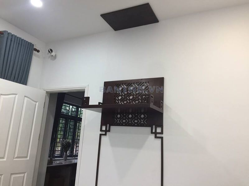 Bàn thờ hiện đại màu nầu trầm có những đường nét hoa văn tinh tế, khiến mọi người không thể không bị cuốn hút.